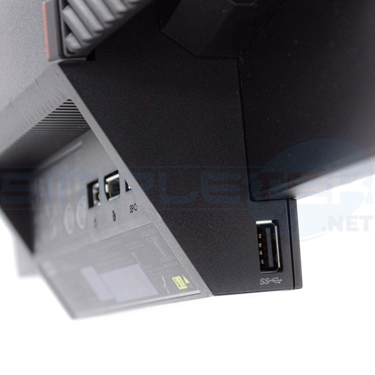 Primo piano di un componente del computer nero, che rivela porte USB e altri connettori. Il dispositivo ha un design elegante e angolato.