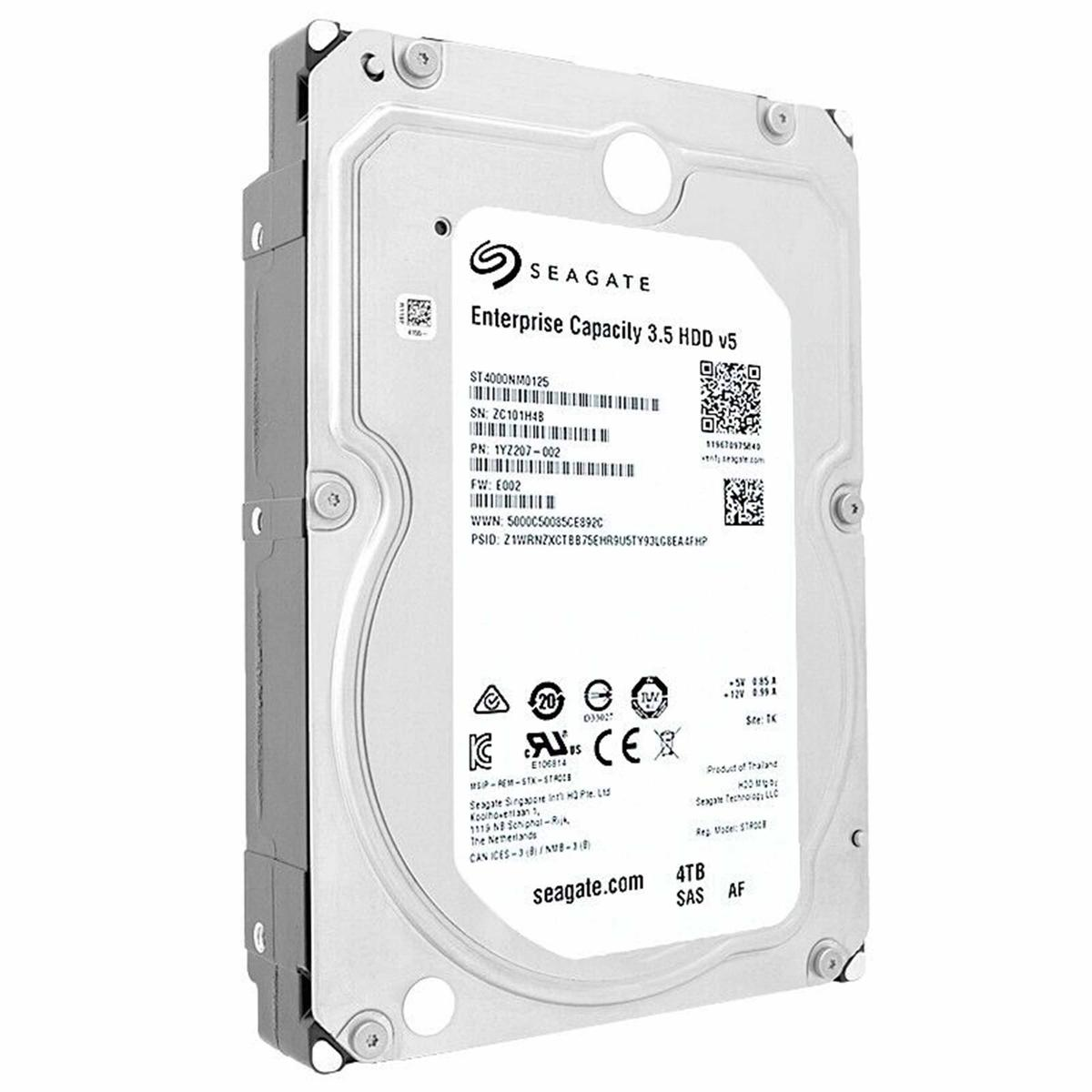 Un disco rigido Seagate Enterprise 3.5 HDD. L'unità è argento e nera, con etichette che riportano specifiche e informazioni sul modello.