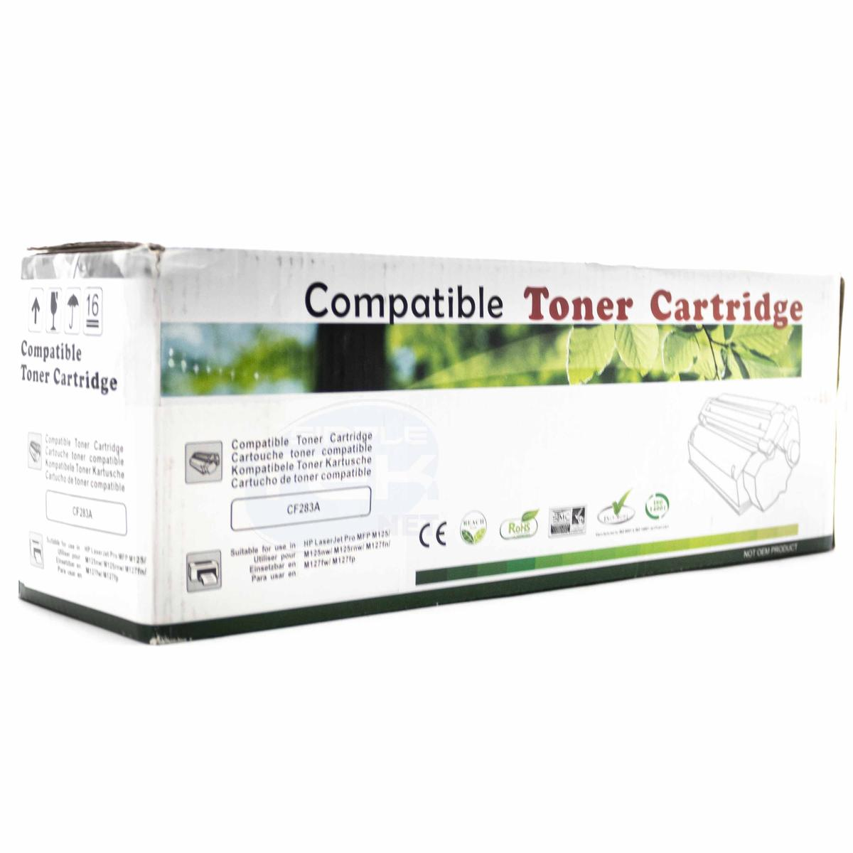 Una scatola di cartuccia toner compatibile. Il testo recita 'Cartuccia toner compatibile'. Ha anche il modello CF283A e altri dettagli.