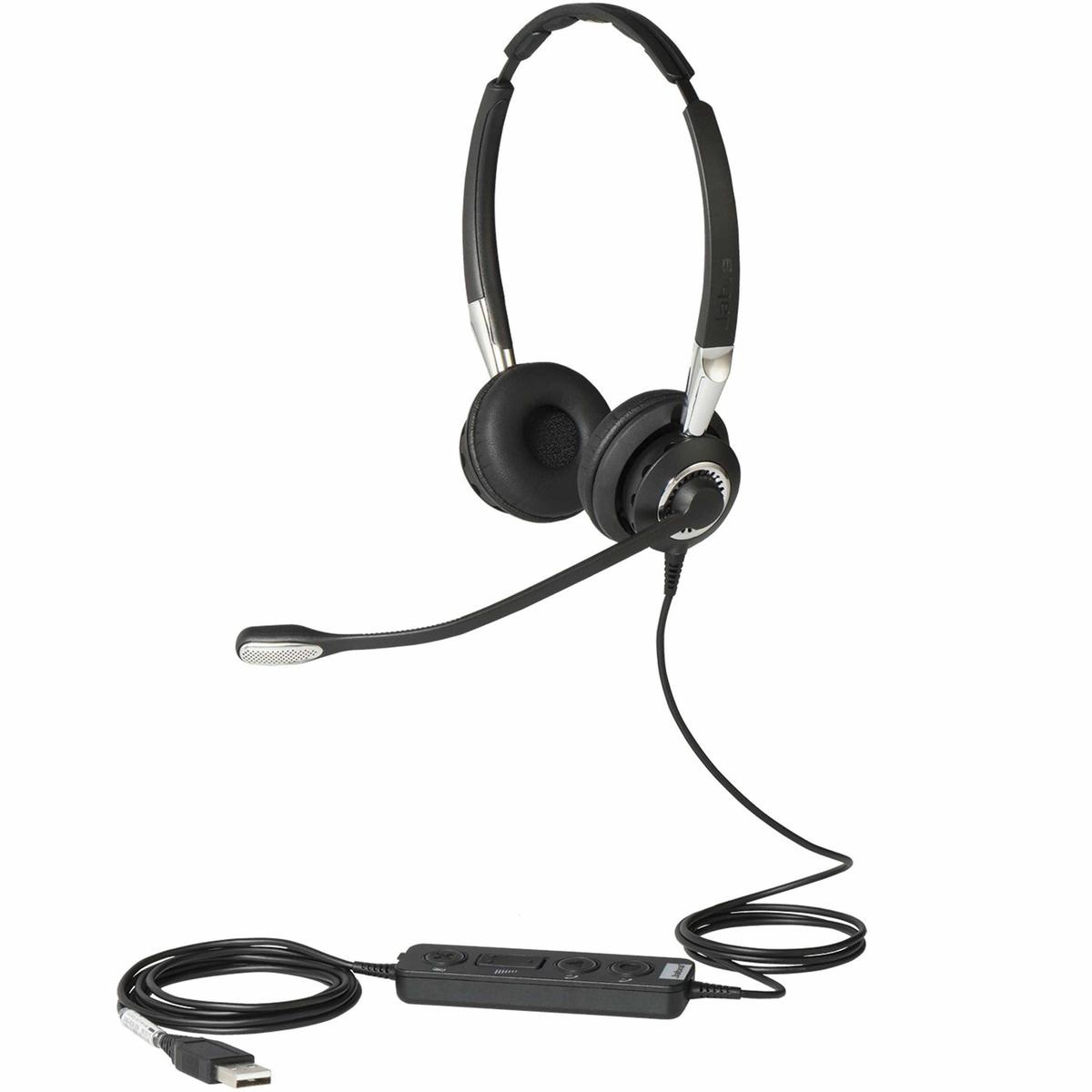Una cuffia nera con microfono, collegata a un'unità di controllo e a un cavo USB. La cuffia è appoggiata su uno sfondo bianco.