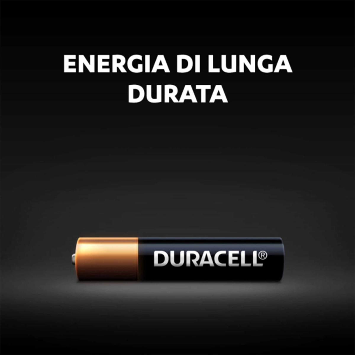Siyah arka planda Duracell pil. Metin: 'Energia di lunga durata'.