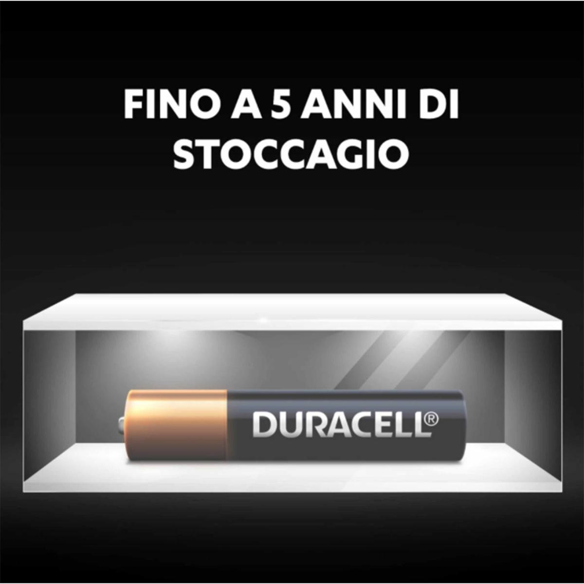 Duracell pili beyaz bir platformda sergileniyor, üstünde 'FINO A 5 ANNI DI STOCCAGGIO' yazısı bulunan siyah bir arka plan.