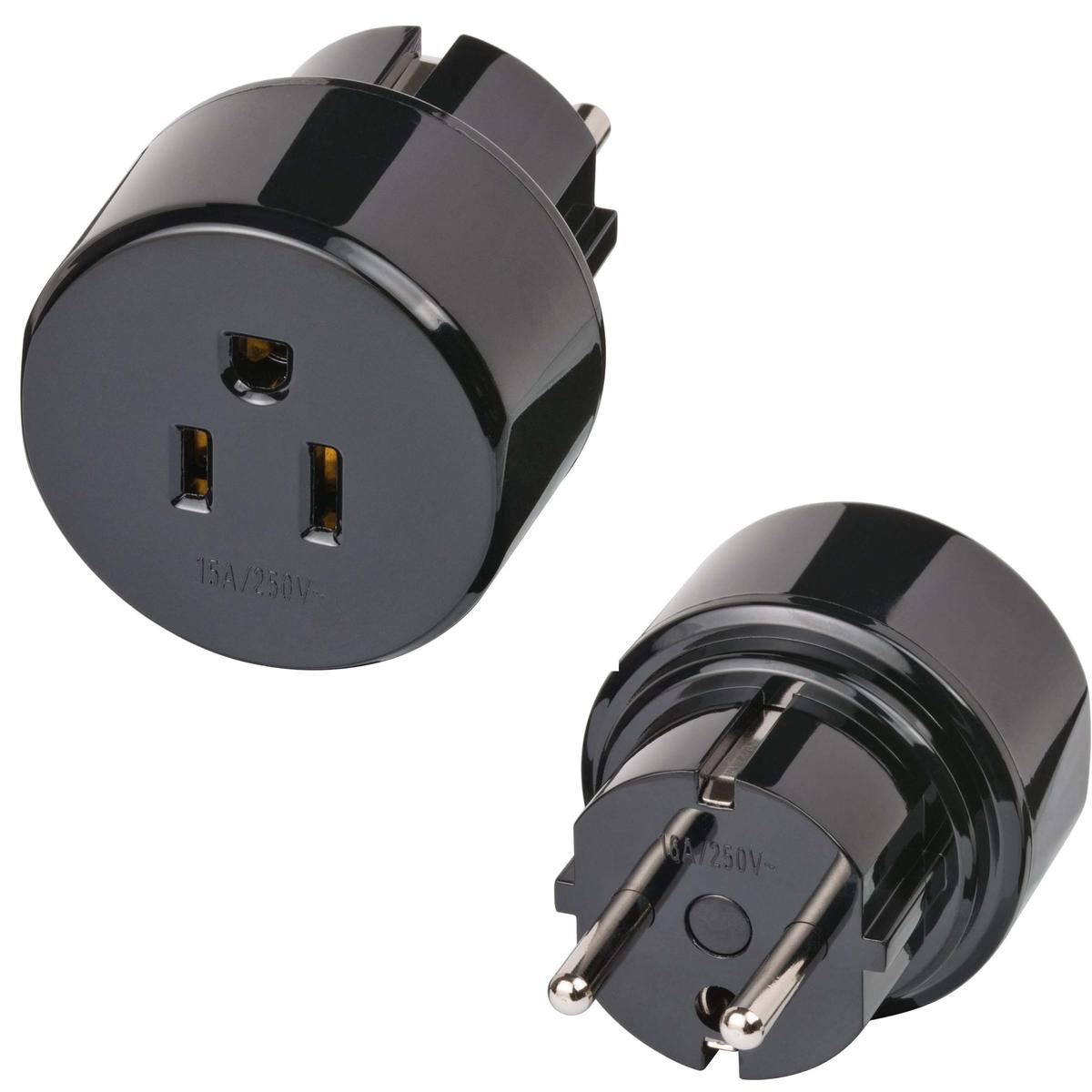 Due adattatori per prese elettriche neri. Uno mostra il lato presa, l'altro il lato spina. Entrambi hanno perni e fori metallici.