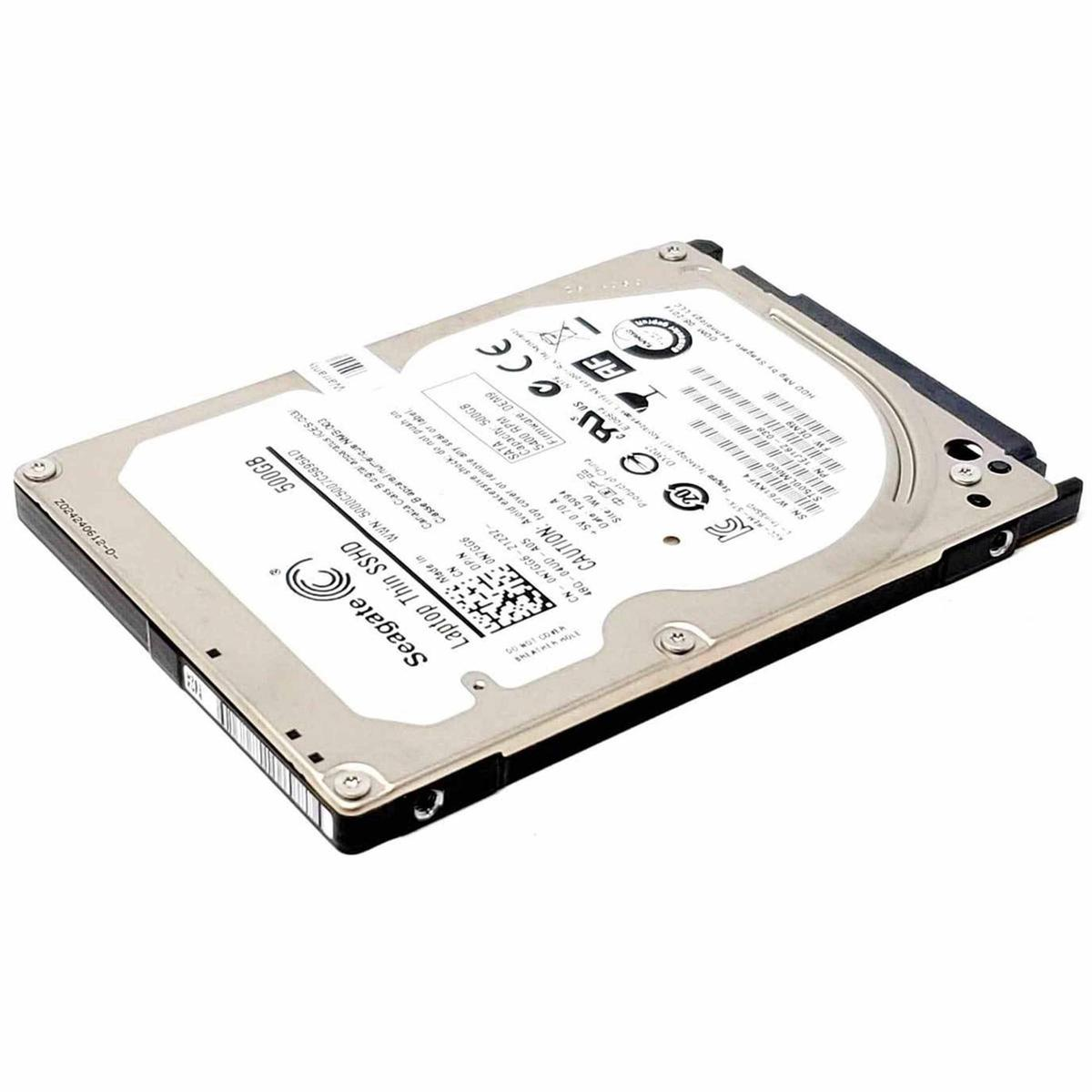 Un SSHD sottile per laptop Seagate, 500 GB, su una superficie bianca. Le etichette mostrano specifiche e avvertenze.
