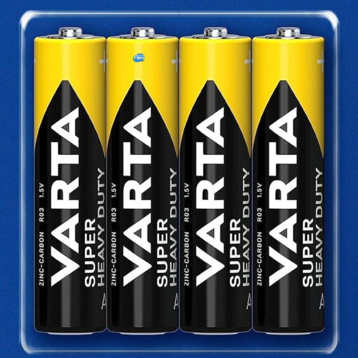Vier VARTA Super Heavy Duty Batterien in einer Kunststoffverpackung, jede mit schwarzem und gelbem Design und weißem Text.