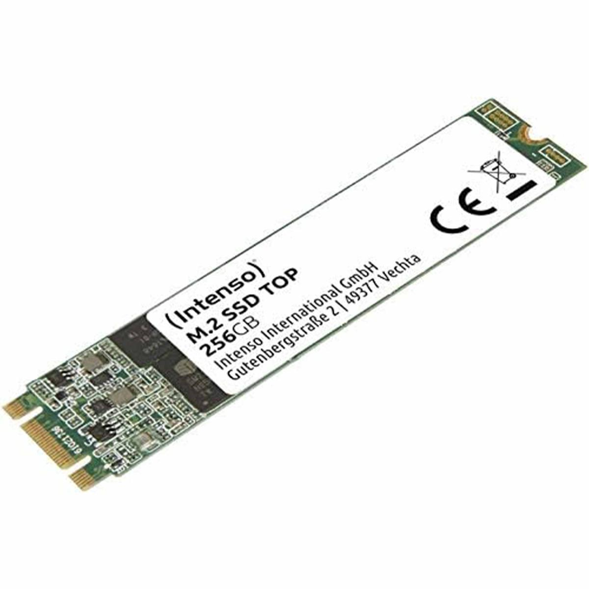 Eine Intenso M.2 SSD, 256GB, mit weißem Etikett, CE-Zeichen und grünen Schaltkreisen. Der Hintergrund ist weiß.