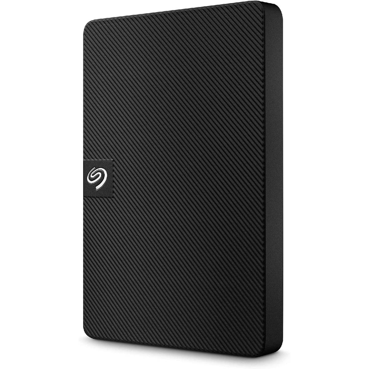 Un disco rigido esterno nero con una superficie strutturata e il logo Seagate in alto a sinistra. Ha bordi arrotondati.
