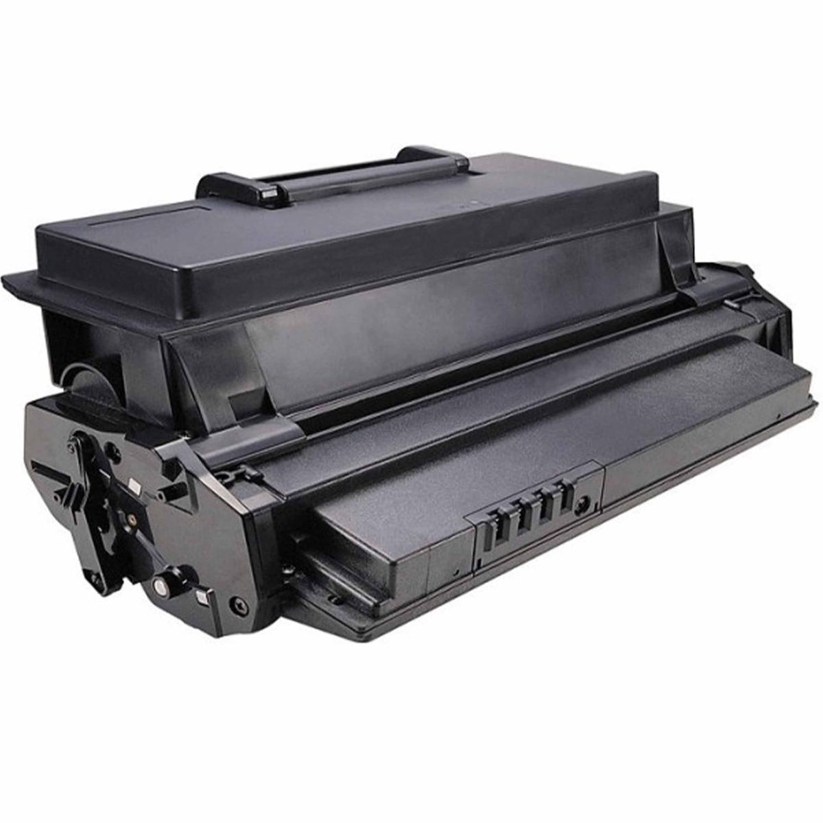 Una cartuccia toner nera con maniglia su sfondo bianco. Ha una forma rettangolare con vari componenti.