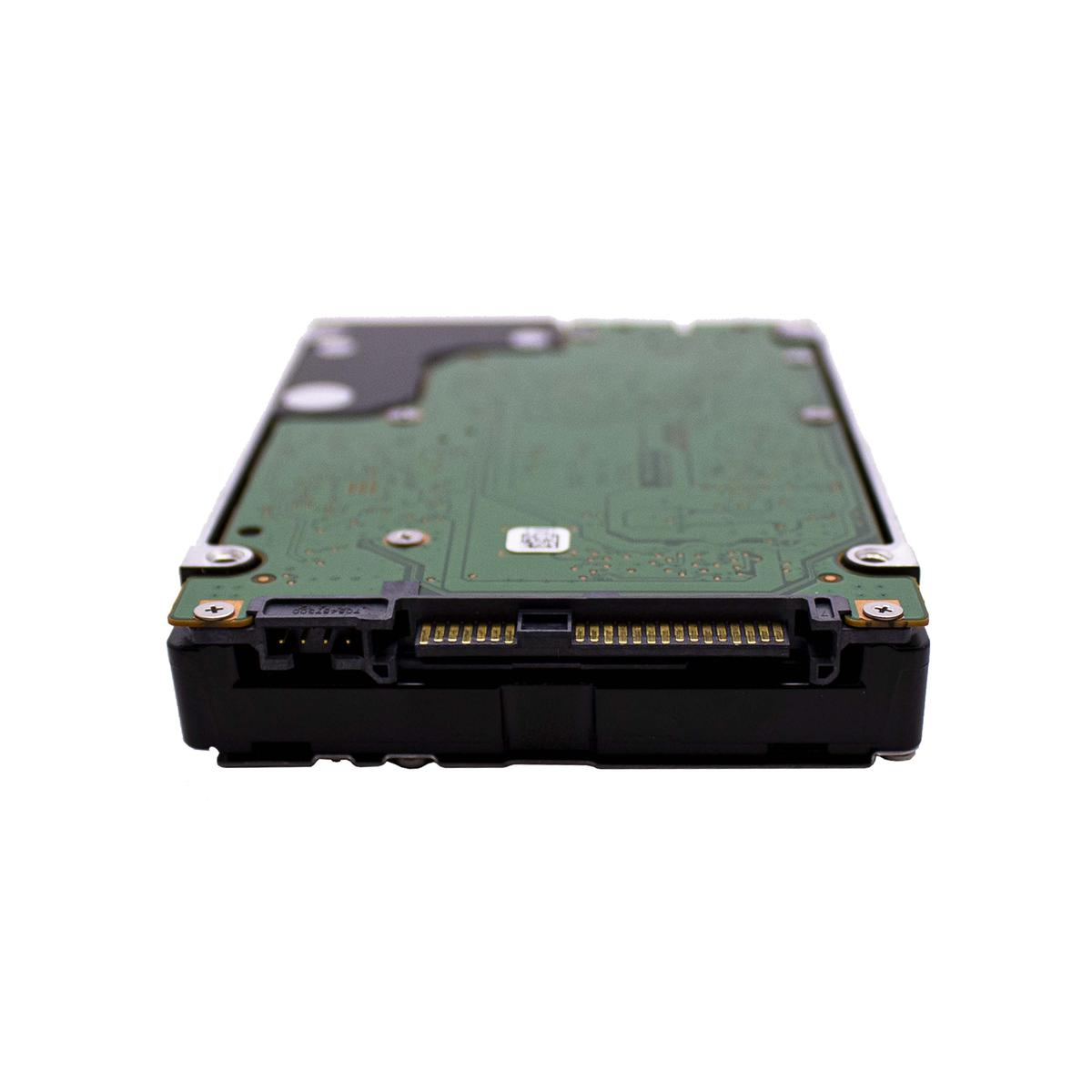 Zbliżenie dysku twardego. Góra jest zielona z komponentami, dół czarny, a tło białe.