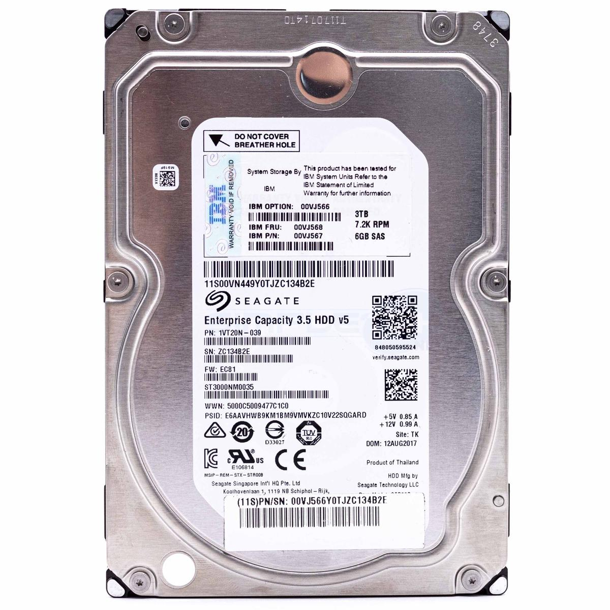 Un disco rigido Seagate argentato. Ha etichette con testo e loghi. L'unità è su sfondo bianco.