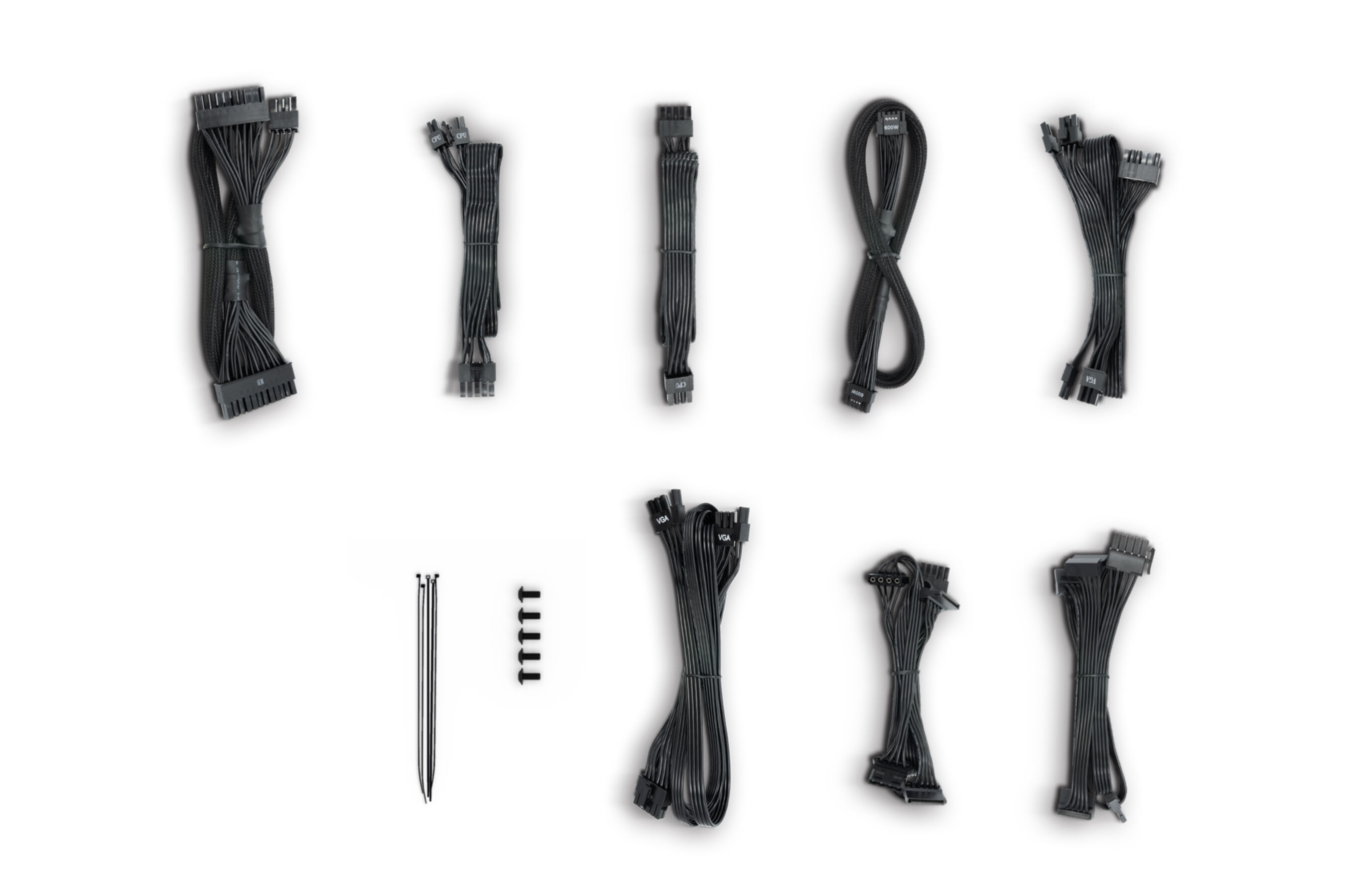 Widok z góry przedstawia różne czarne kable komputerowe, złącza i śruby na białym tle.