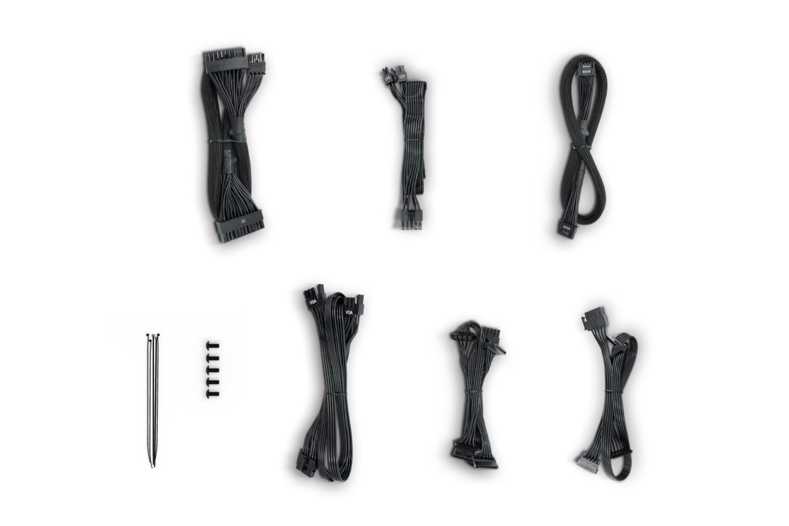 Obraz przedstawia różne czarne kable zasilające do komputera i opaski zaciskowe, wszystko na białym tle.