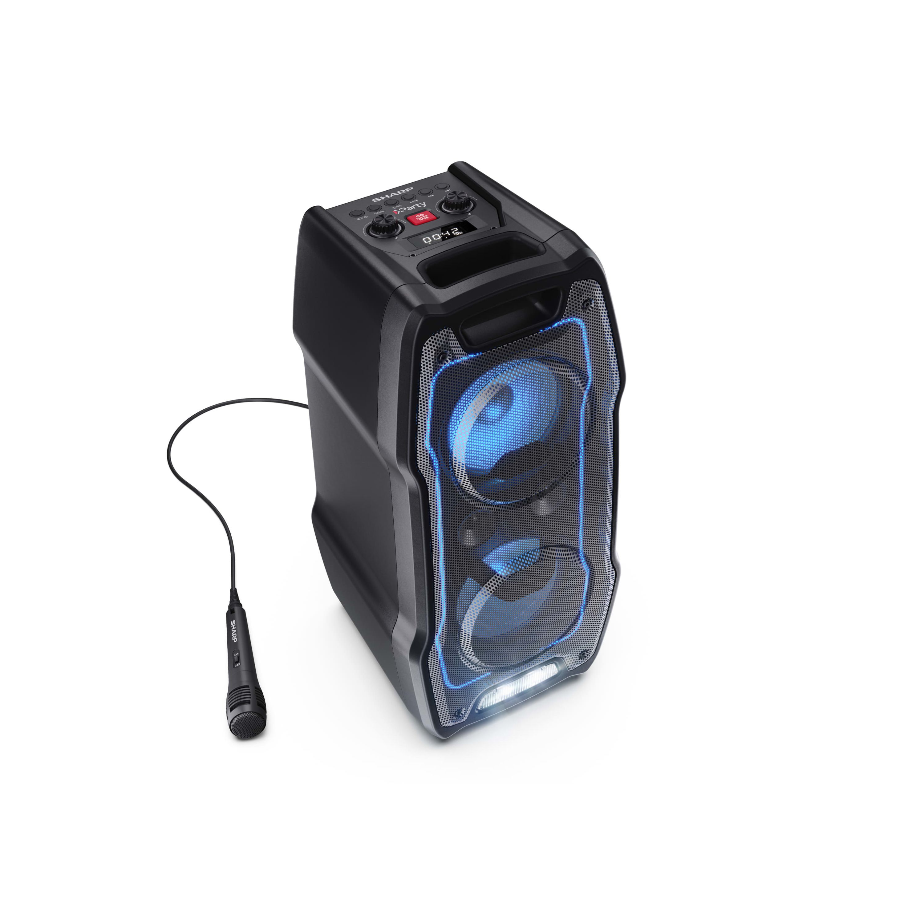 Czarny głośnik z niebieskim światłem, podłączony mikrofon na białym tle. Przyciski na górze i kratki z przodu.