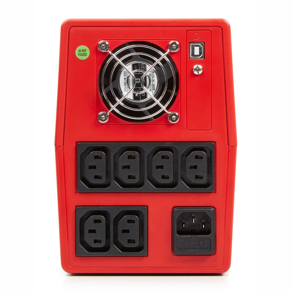 Panel trasero rojo de una fuente de alimentación con múltiples enchufes, un ventilador y un puerto USB. Es visible una pegatina de 'Hi-pot passed'.