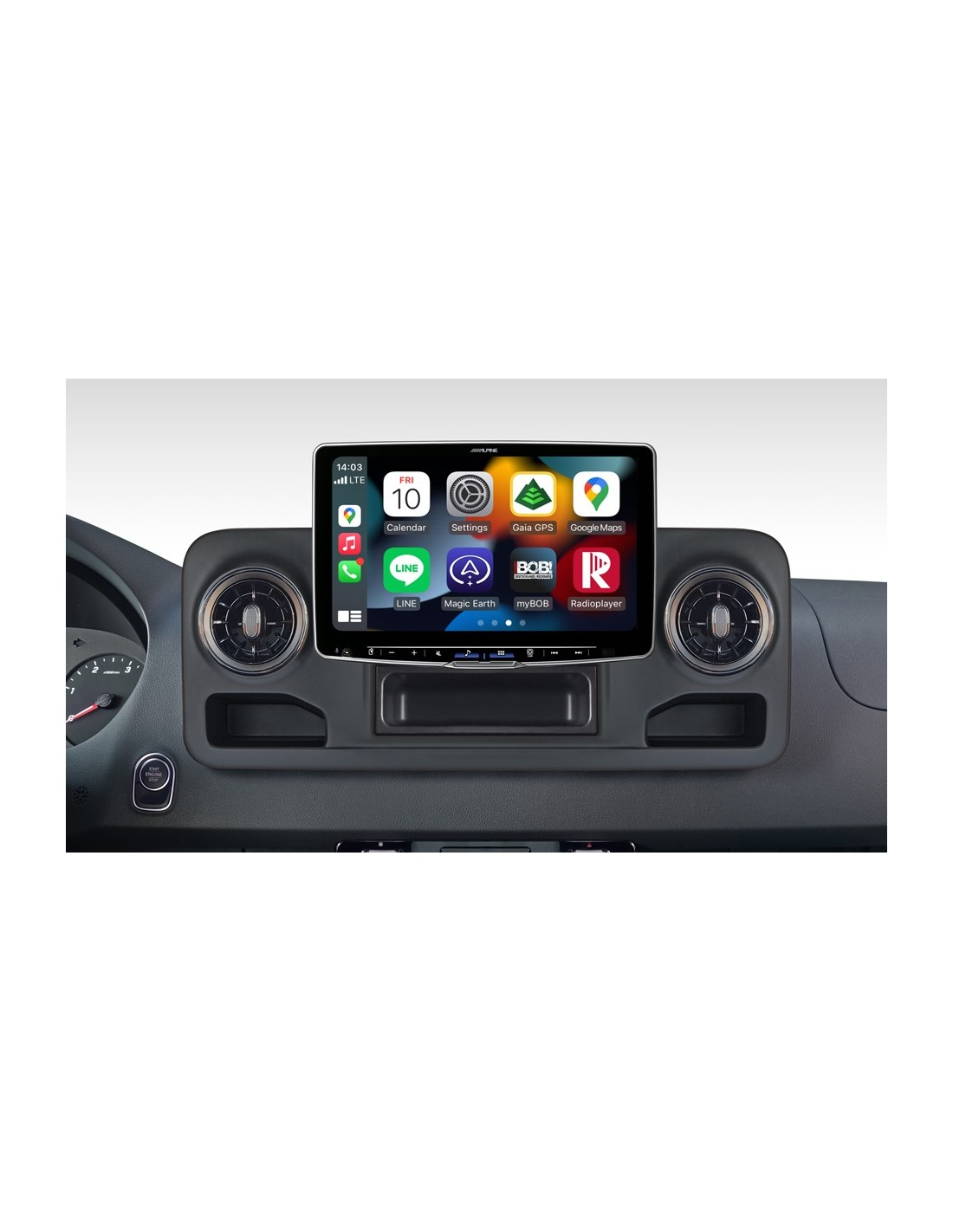 Ein Auto-Armaturenbrett mit einem Alpine-Infotainment-Bildschirm, der App-Symbole wie Kalender, Einstellungen und Google Maps anzeigt. Die Uhrzeit ist 14:03.