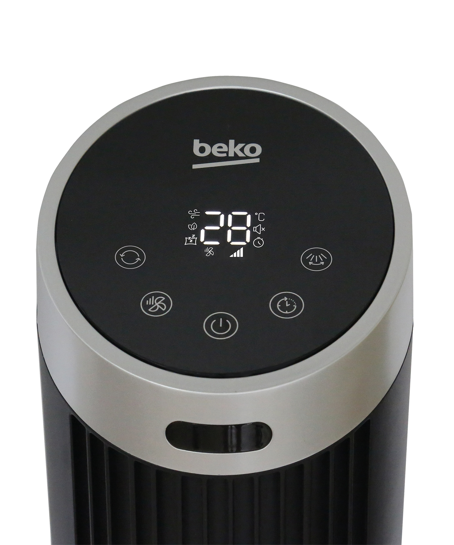 Un ventilatore Beko mostra 28 gradi. Ha pulsanti per accensione, velocità ventola, timer e oscillazione. Il ventilatore è nero e argento.