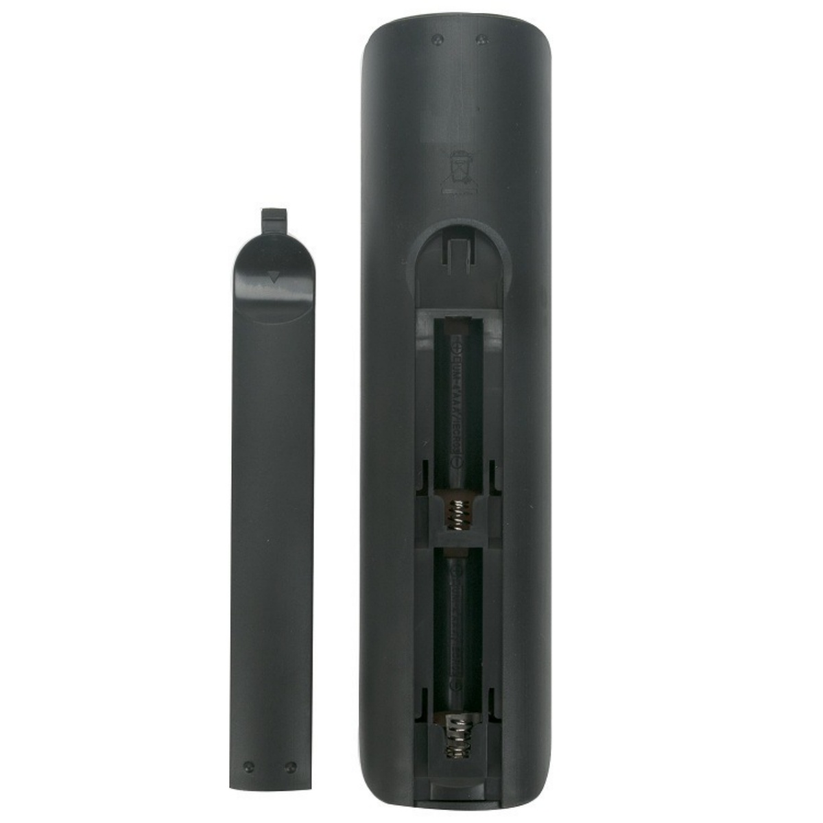 Eine schwarze TV-Fernbedienung mit geöffnetem Batteriefach. Die Batterieabdeckung liegt neben der Fernbedienung.