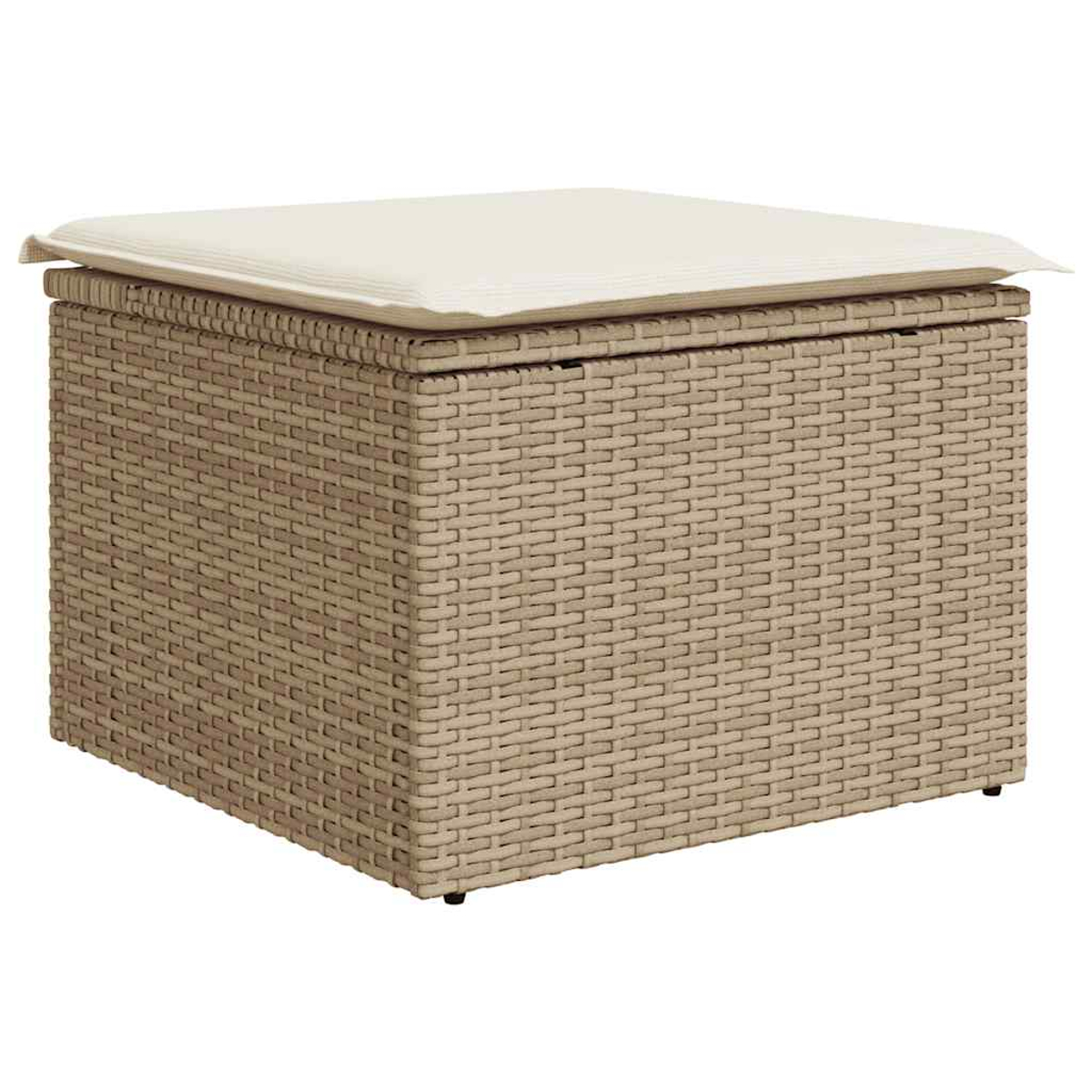 Un pouf quadrato in vimini intrecciato con un cuscino color crema sopra. Il pouf ha un coperchio e poggia su piccoli piedi.