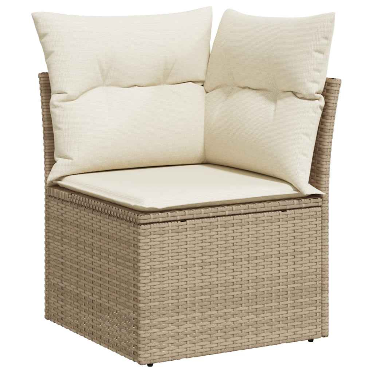Una sedia in vimini beige con cuscini bianchi. La sedia ha una base quadrata e due cuscini per lo schienale.
