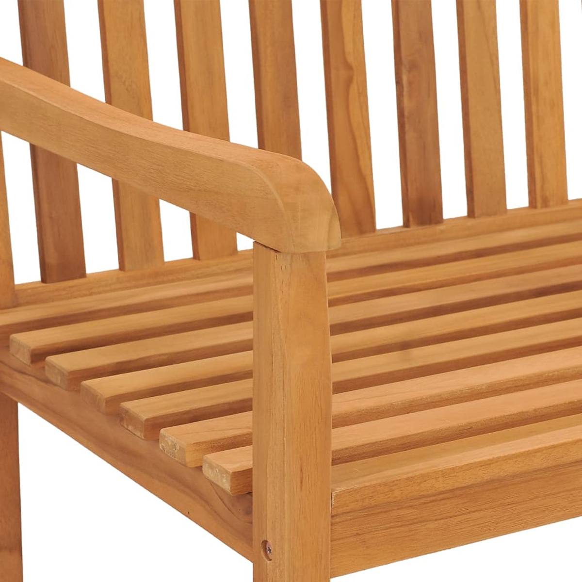 Detail einer Holzbank. Lattenrost Sitz und Rückenlehne. Armlehne sichtbar. Hellbraune Holzfarbe. Nahaufnahme.
