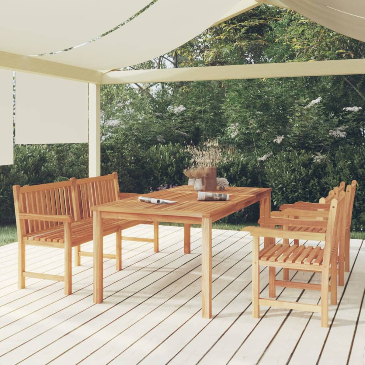 Holz-Terrassenset: Tisch, Bänke und Stühle auf einem Deck unter einem Baldachin. Grünes Laub im Hintergrund.
