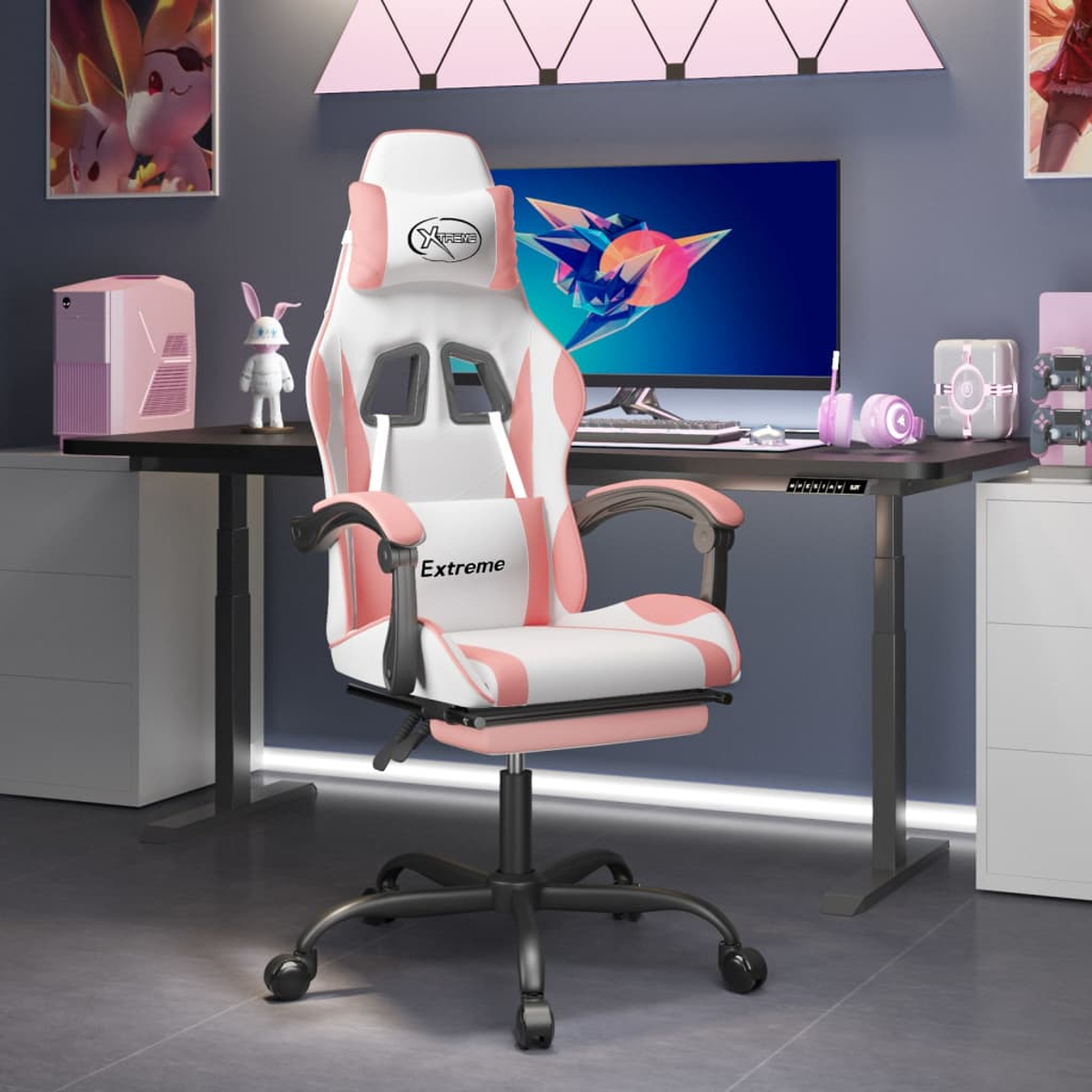 Pinkfarbener und weißer Gaming-Stuhl in einem Raum mit Schreibtisch und Computer. Hasenfigur und anderes Zubehör sind sichtbar.