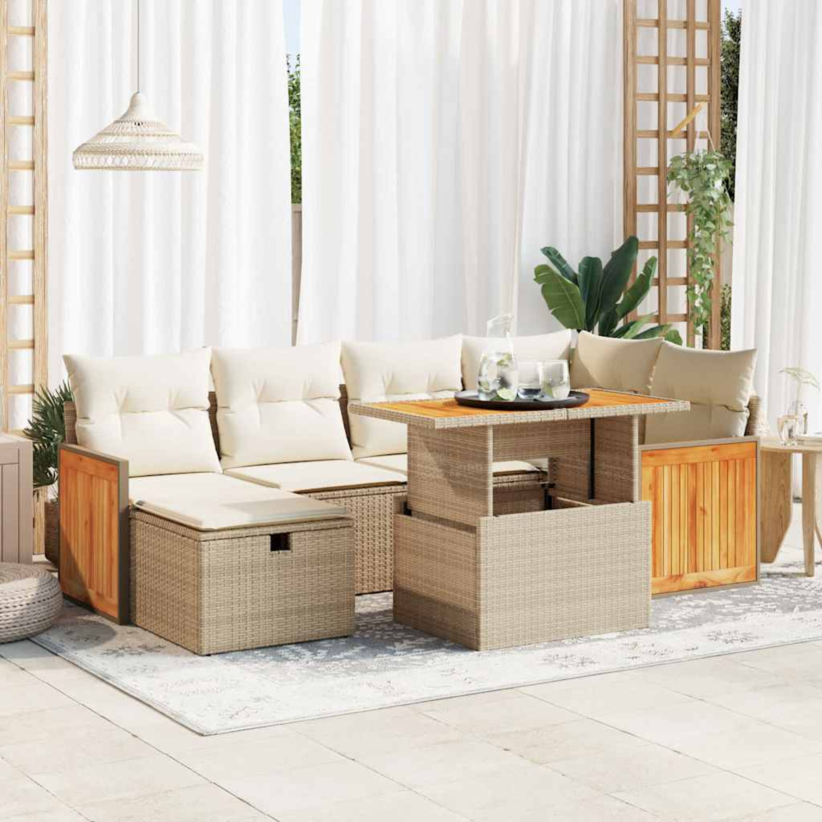 Set di mobili da patio all'aperto con cuscini beige, un tavolo in vimini e dettagli in legno. Tende bianche sullo sfondo.
