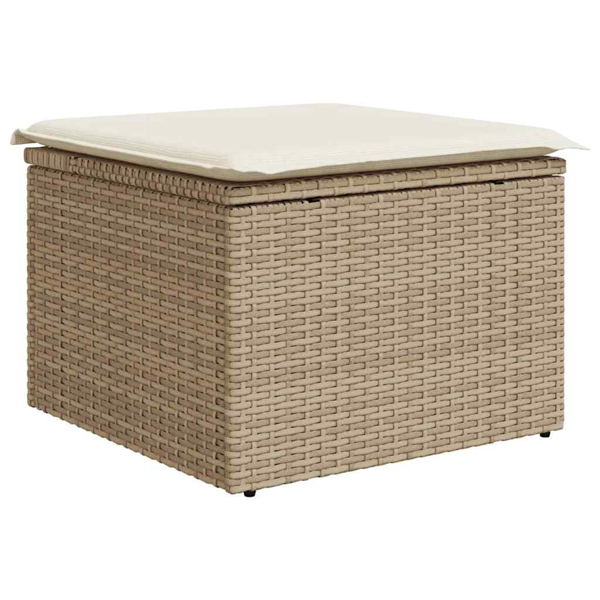 Cubo in vimini con cuscino color crema sopra. Il cubo ha un motivo intrecciato ed è beige. Il cuscino è quadrato.