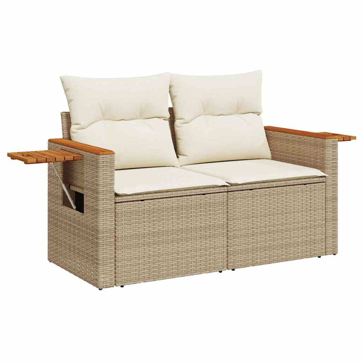 Un divano a due posti in vimini beige con cuscini color crema e braccioli in legno, uno con tavolino.