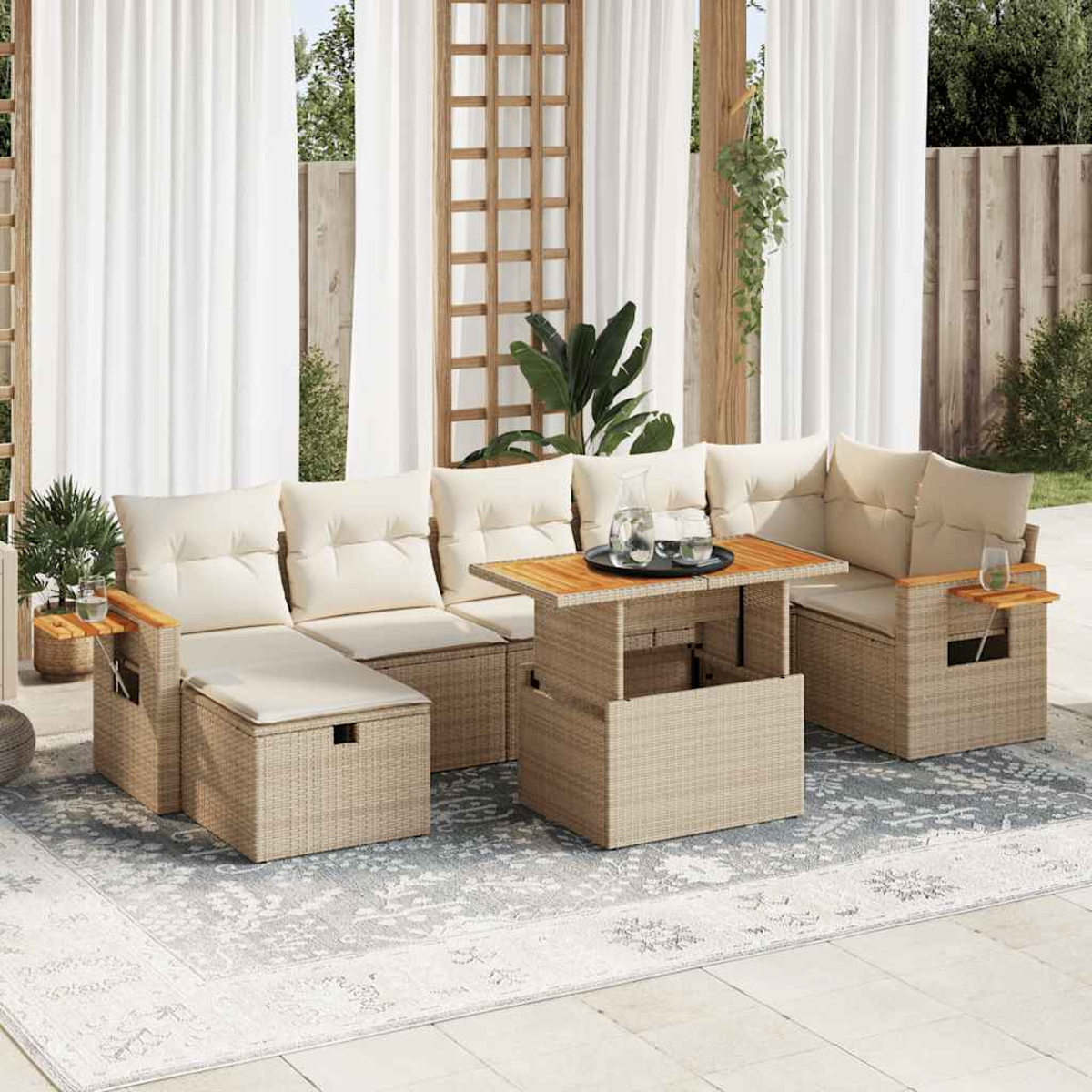 Divano in vimini da esterno con cuscini beige, un tavolo in legno e tende bianche. Un tappeto e delle piante completano il set da patio.