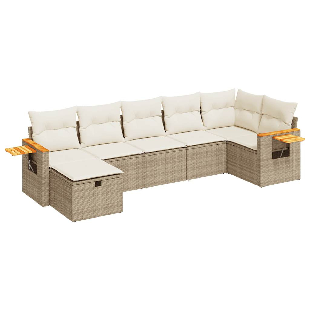 Un divano componibile in rattan beige con cuscini color crema e tavolini in legno. Ha una forma a U e su sfondo bianco.