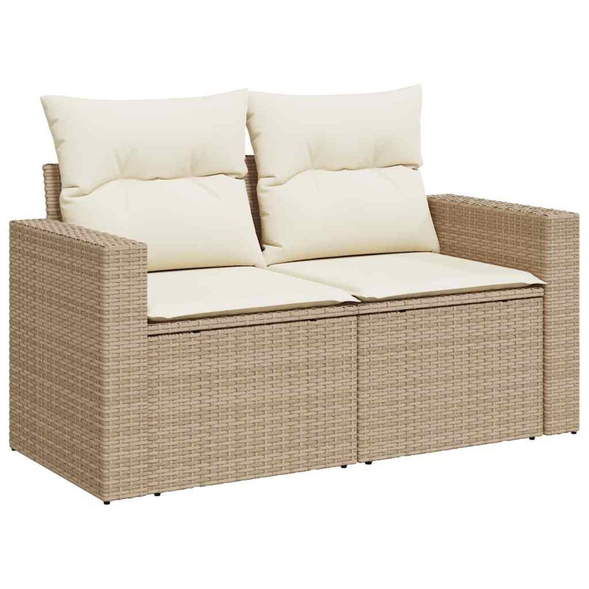 Ein beiges Zweisitzer-Wickersofa mit cremefarbenen Kissen und Polstern. Das Sofa hat eine gewebte Textur und ein neutrales Farbschema.