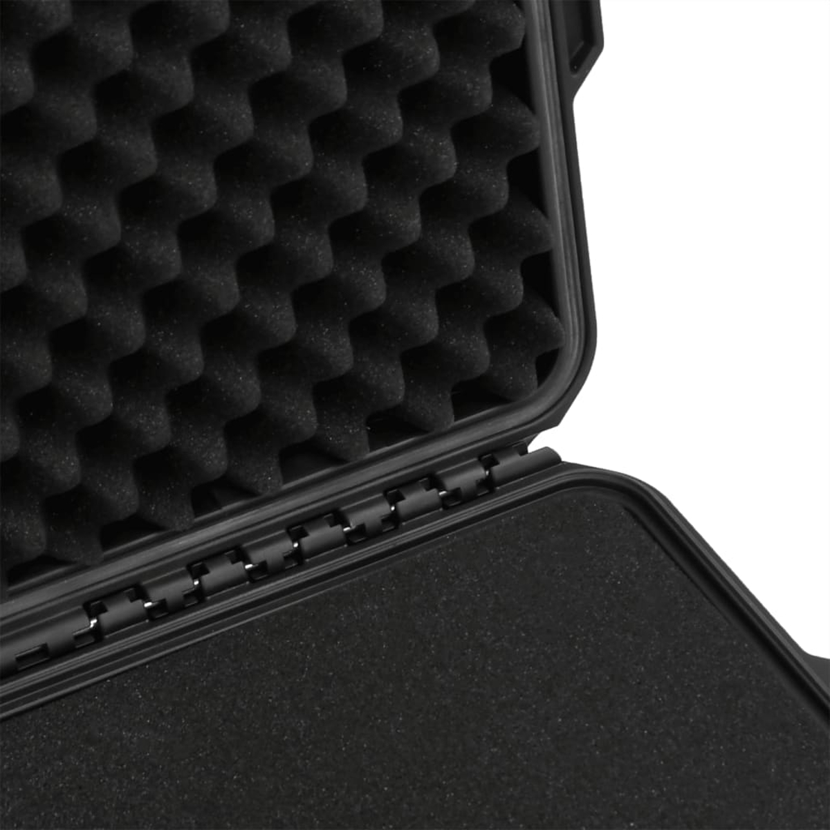 Geöffnete schwarze Kiste mit Schaumstoffpolsterung. Scharniere sind sichtbar. Die Kiste ist geöffnet, um das Innere mit strukturiertem Schaumstoff und glattem Futter zu zeigen.