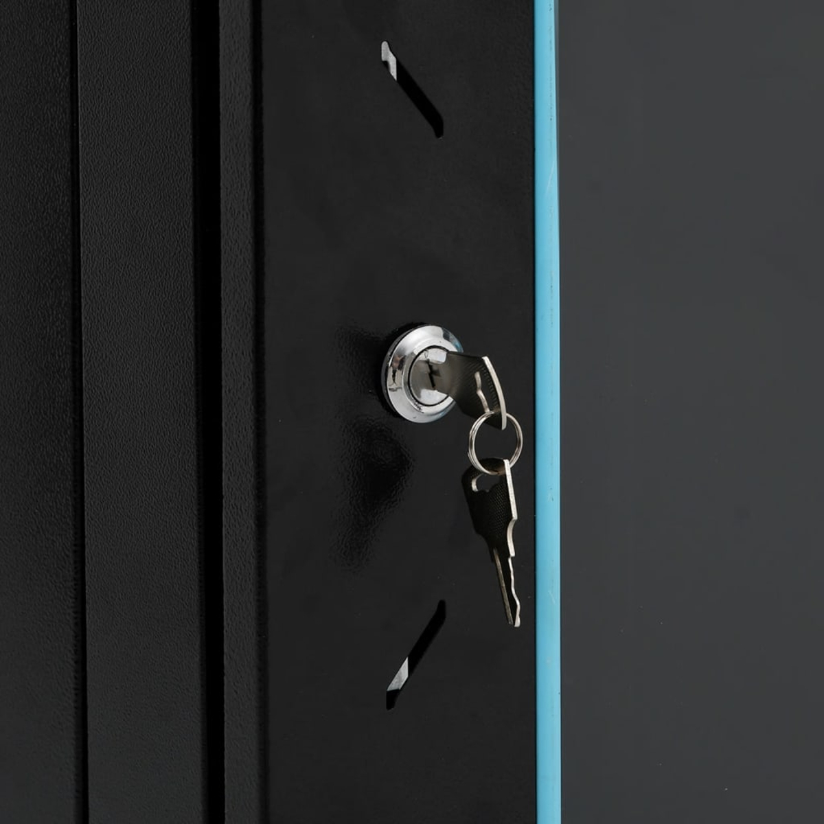 Nahaufnahme einer schwarzen Schranktür mit einem Schlüssel im Schloss. Die Tür hat vertikale Linien, ein silbernes Schloss und einen blauen Rand.