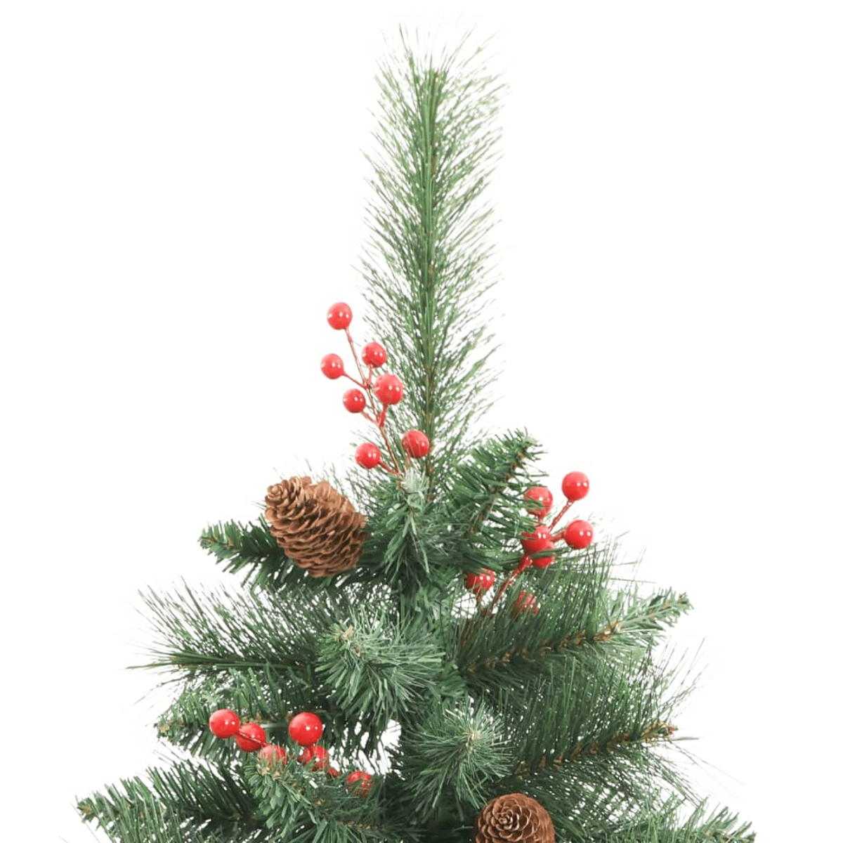 Nahaufnahme eines Weihnachtsbaumzweigs mit grünen Nadeln, roten Beeren und braunen Tannenzapfen auf weißem Hintergrund.