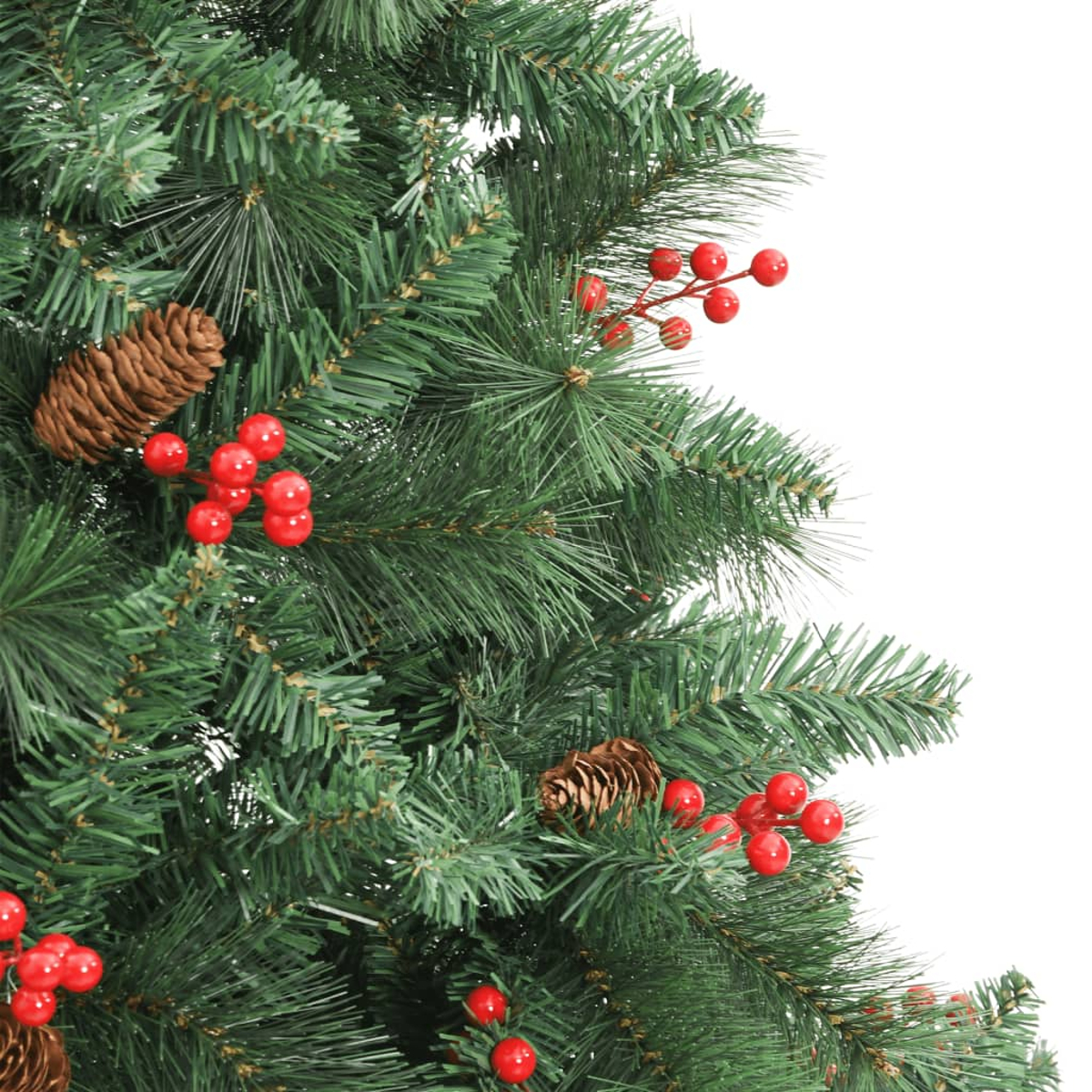 Nahaufnahme eines Weihnachtsbaumzweigs mit grünen Nadeln, roten Beeren und braunen Tannenzapfen vor weißem Hintergrund.