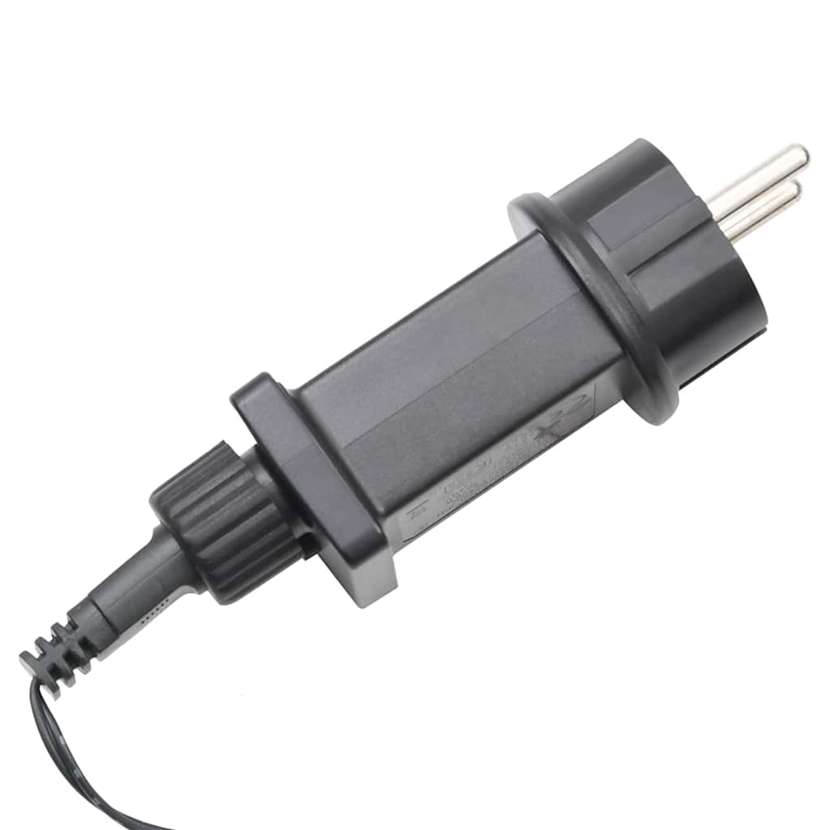 Ein schwarzer elektrischer Stecker mit zwei Stiften und einem Kabel. Er ist auf weißem Grund isoliert. Der Stecker hat eine rechteckige Form.