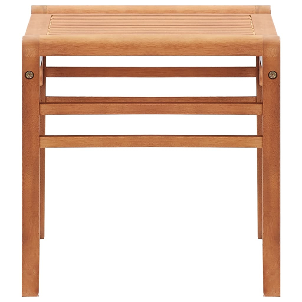 Hocker aus Holz mit Lattenrost und drei horizontalen Stützbalken. Der Hocker ist hellbraun auf weißem Hintergrund.
