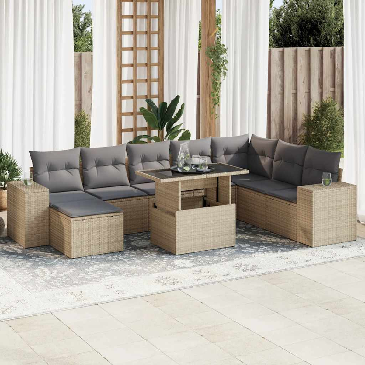 Set di mobili da patio con cuscini grigi e tavolo sollevabile. Tende bianche e griglia in legno sullo sfondo.