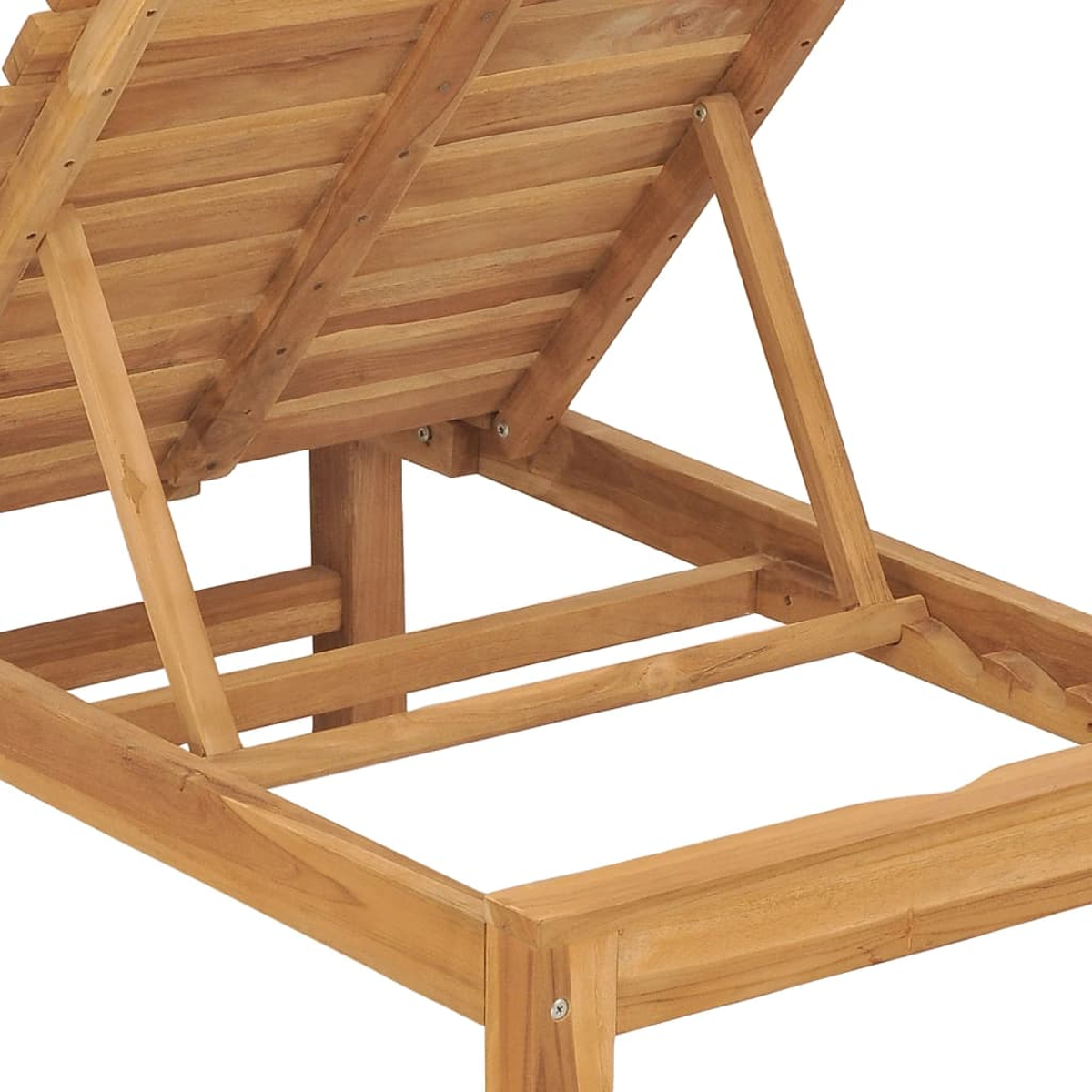 Holz-Sonnenliege, teilweise zurückgelehnt. Sichtbar sind Lamellen, Träger und Rahmen. Hellbraune Farbe.