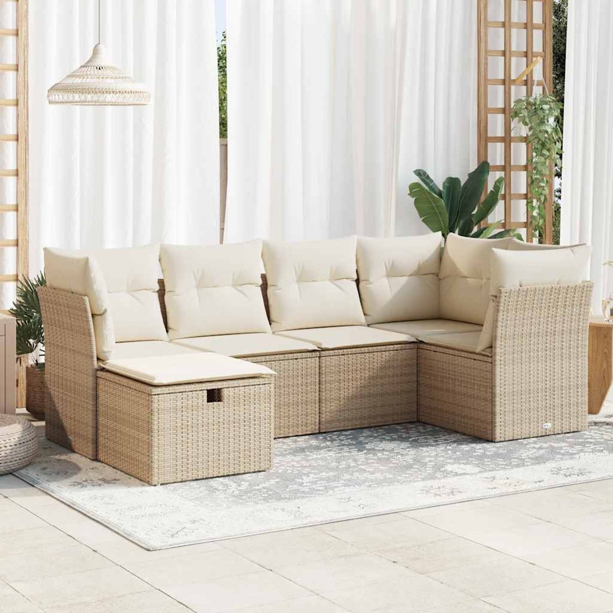 Divano angolare da esterno con cuscini beige. Struttura in tessuto beige. Tappeto beige sul patio. Tendaggi bianchi e una lampada a sospensione sono visibili.