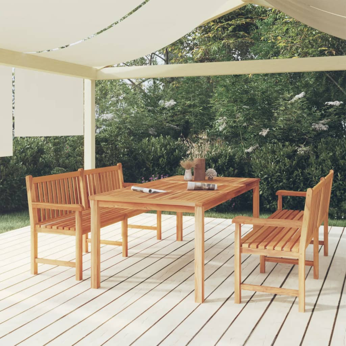 Gartenmöbel mit Holztisch, Bänken und Stühlen. Beige Baldachin darüber. Grünes Laub im Hintergrund.