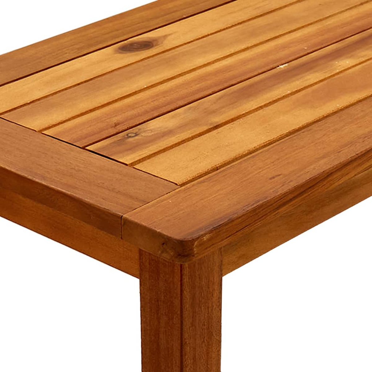 Nahaufnahme eines Holztisches. Braune Tischplatte mit sichtbarer Holzmaserung. Ein Bein ist sichtbar. Der Hintergrund ist weiß.