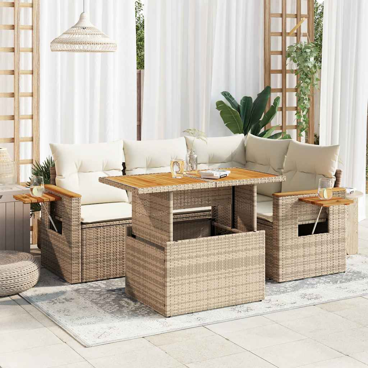 Geflechtes Terrassenmöbel-Set mit Tisch, Sofa und Stühlen. Weiße Vorhänge und eine Hängelampe im Hintergrund.
