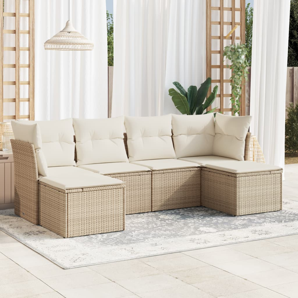 Ein Ecksofa im Freien mit beigen Kissen steht auf einem Teppich. Weiße Vorhänge, eine Hängelampe und Pflanzen sind im Hintergrund.