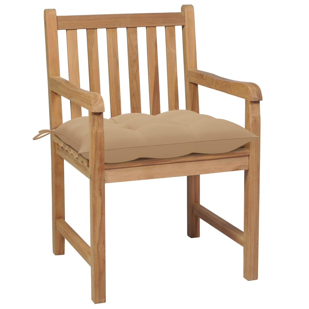 Ein Holzstuhl mit Armlehnen und einem beigen Kissen. Der Stuhl hat eine Lamellenlehne und einen quadratischen Sitz. Das Kissen ist befestigt.