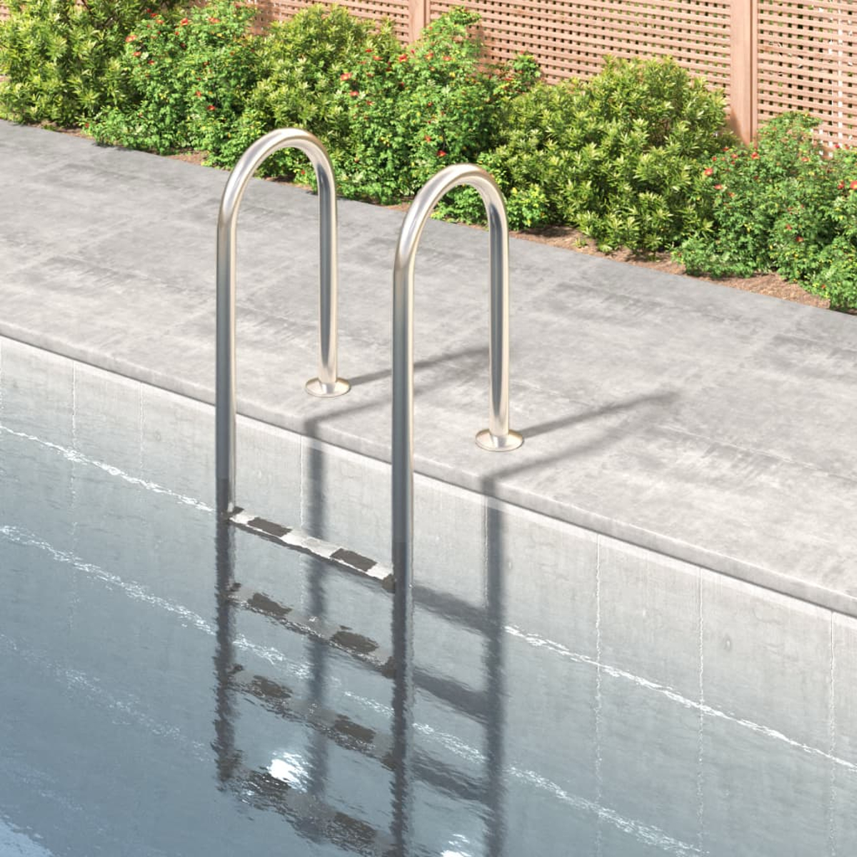 Ein Pool mit Metallleiter. Im Hintergrund grüne Büsche und ein Holzzaun. Das Poolwasser spiegelt den Schatten der Leiter wider.