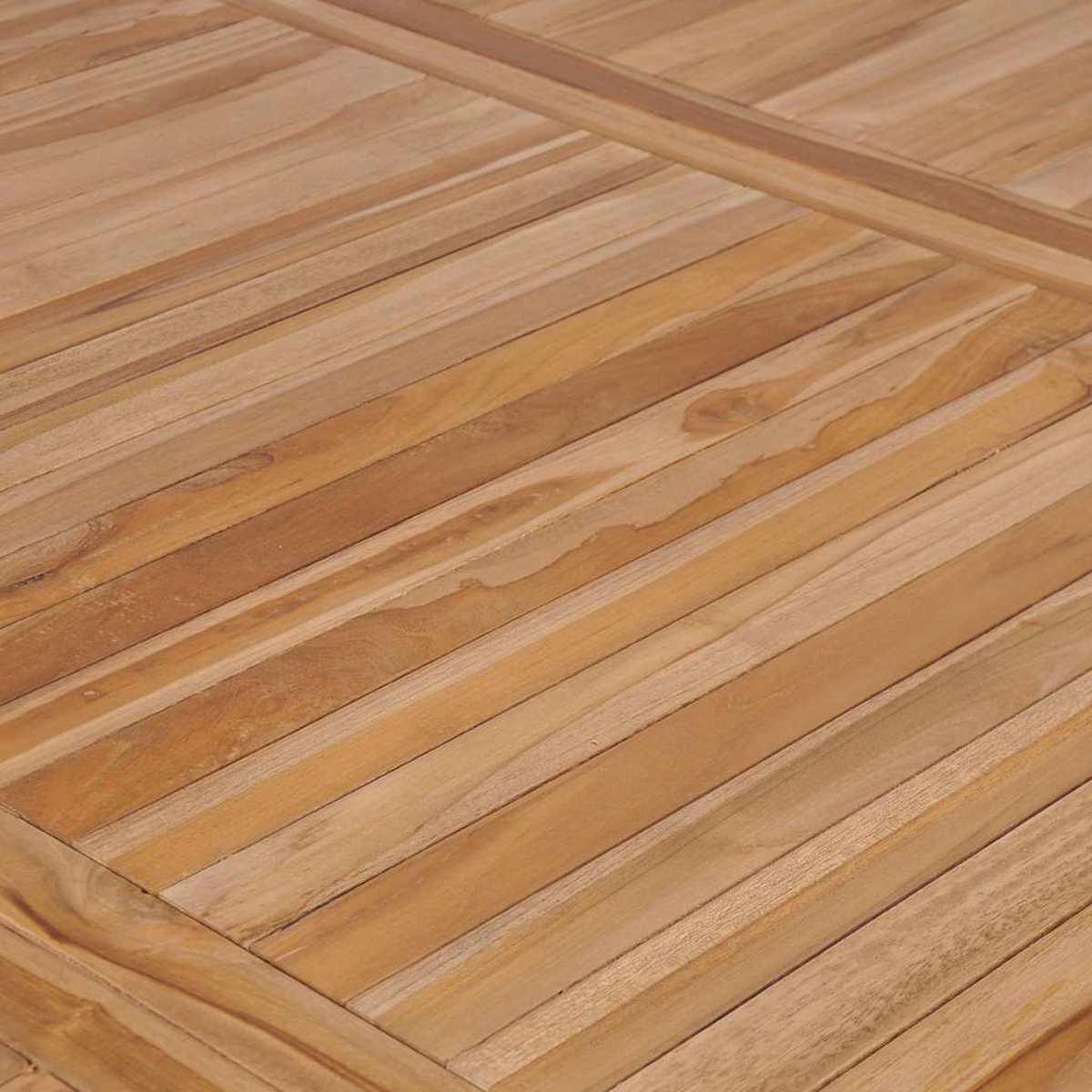Nahaufnahme einer Holzoberfläche. Die Oberfläche besteht aus hellbraunen Holzplanken, die diagonal angeordnet sind.