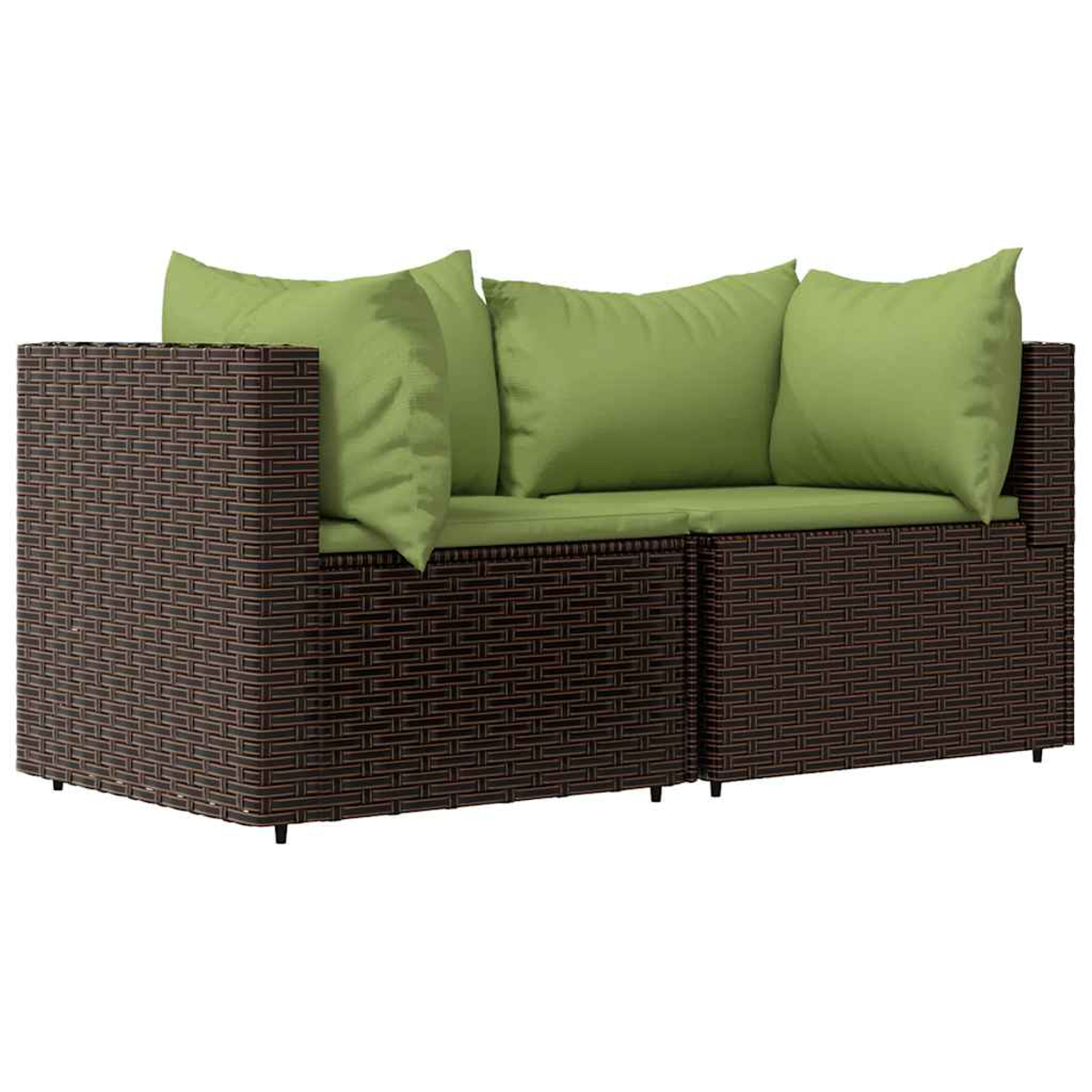Ein braunes Korbmöbelsofa mit grünen Kissen. Das Sofa ist rechteckig. Es gibt drei grüne Kissen auf den Rücken- und Sitzkissen.