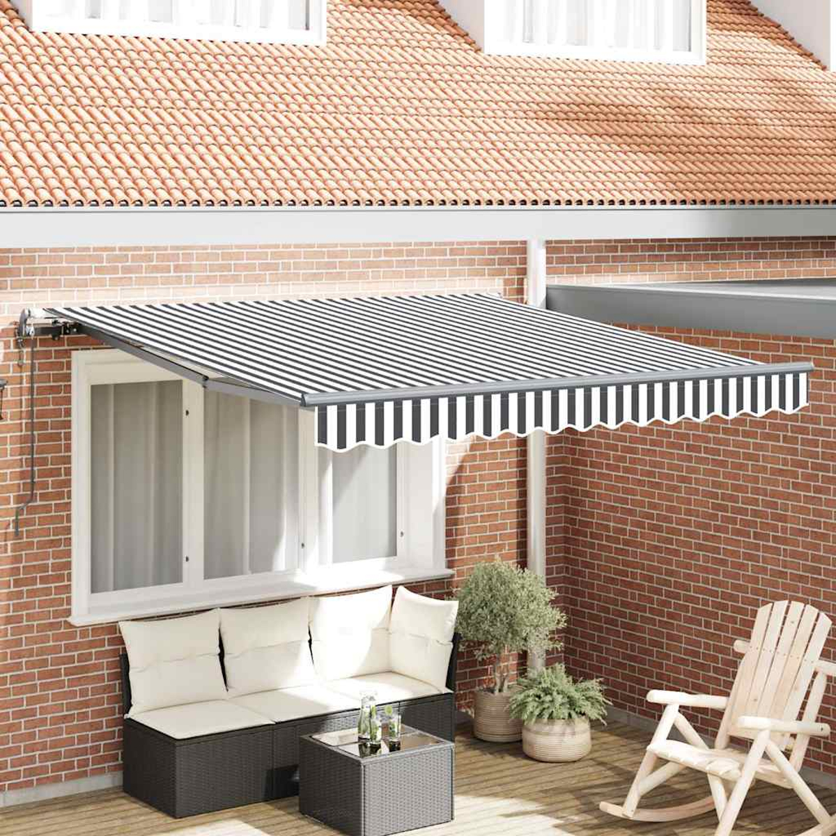 Eine Terrasse mit gestreifter Markise, Backsteinmauer und Gartenmöbeln. Enthält Sofa, Tisch, Schaukelstuhl und Topfpflanzen.